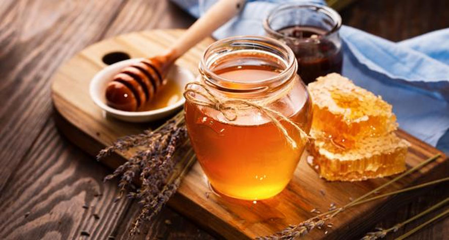 عسل آویشن چیست؟ بررسی کامل خواص، نحوه مصرف و تفاوت آن با سایر عسل‌ها